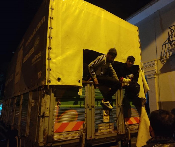 Foça'da kamyon kasasında 108 kaçak göçmen yakalandı -4