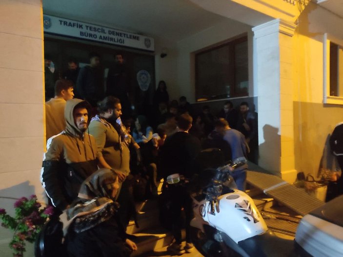 Foça'da kamyon kasasında 108 kaçak göçmen yakalandı -2