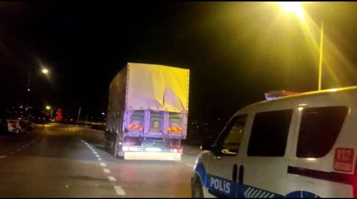 Foça'da kamyon kasasında 108 kaçak göçmen yakalandı -5