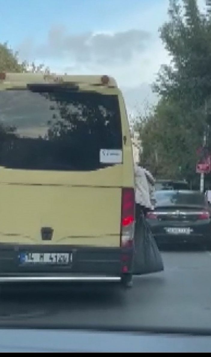 Güngören'de minibüs kapısından sarkarak yolculuk  -1