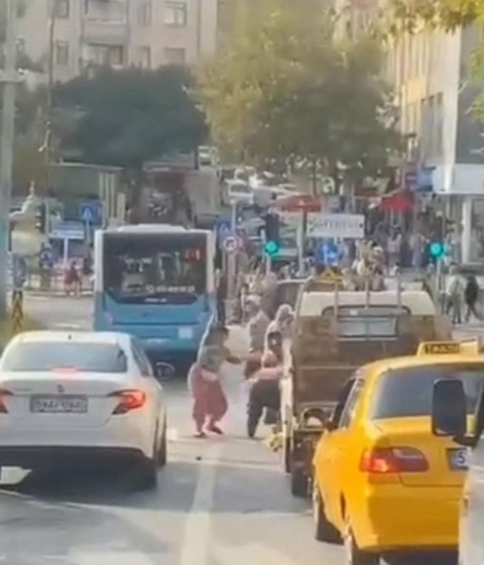 Kadınların sokak ortasındaki kavgası kamerada -1