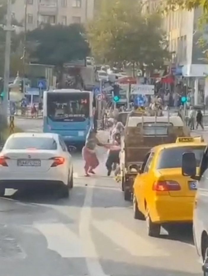 Kadınların sokak ortasındaki kavgası kamerada -3