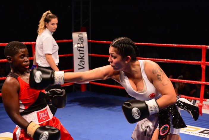 Ringden indi, tribünde uyuyan oğlunu örttü -8