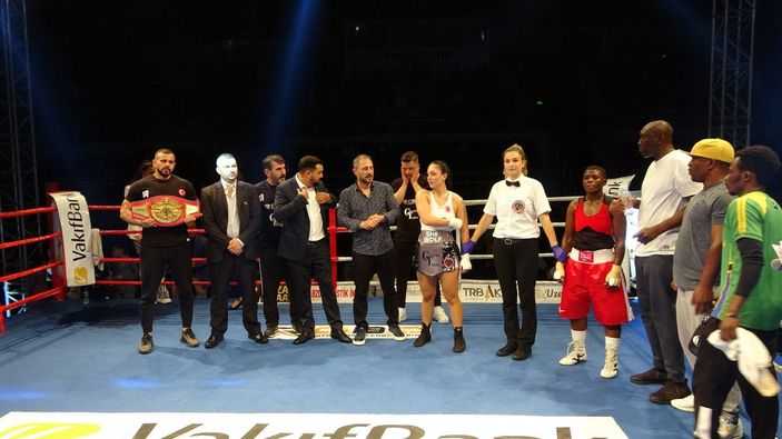 Ringden indi, tribünde uyuyan oğlunu örttü -5