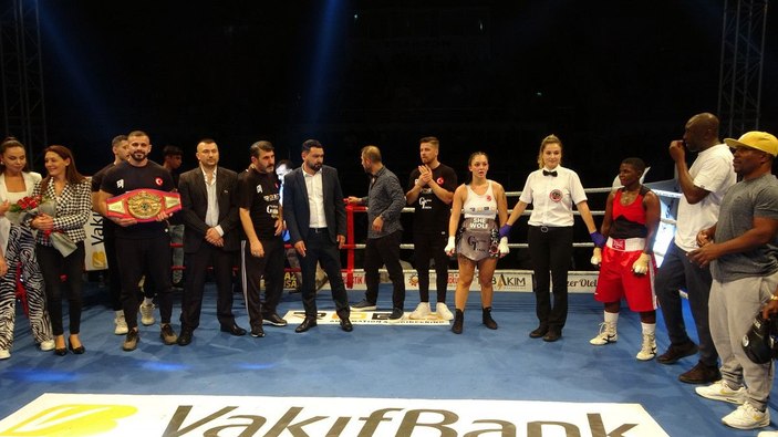 Ringden indi, tribünde uyuyan oğlunu örttü -9