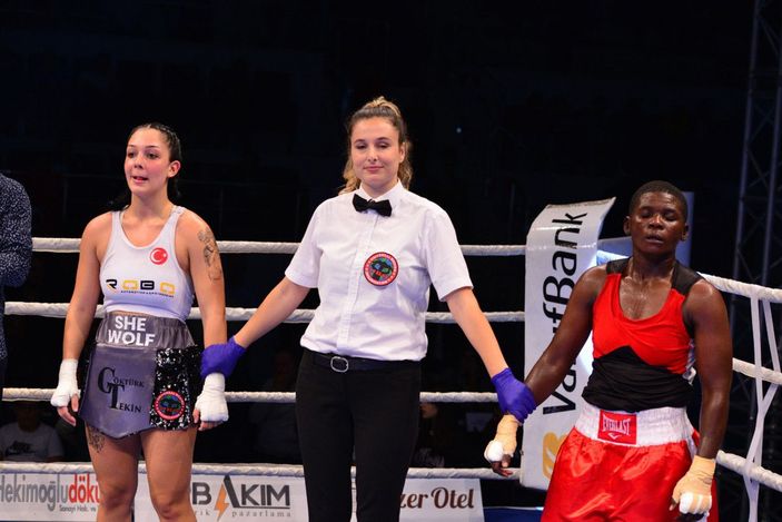 Ringden indi, tribünde uyuyan oğlunu örttü -7
