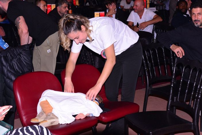 Ringden indi, tribünde uyuyan oğlunu örttü -2