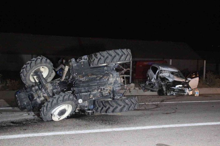 Otomobil traktör römorkuna arkadan çarptı: 4 yaralı -6