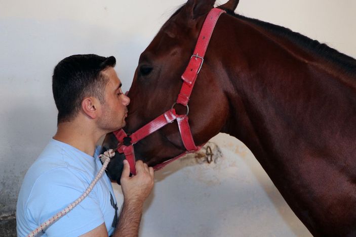 Adana'da 41 gün komada kalan jokey Samet, 18 ay sonra ata bindi
