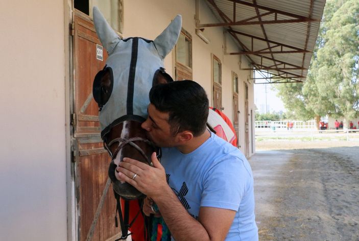 Adana'da 41 gün komada kalan jokey Samet, 18 ay sonra ata bindi