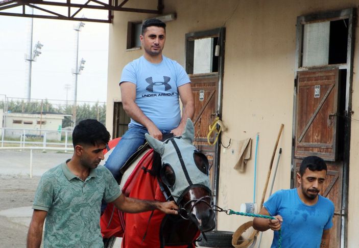 Adana'da 41 gün komada kalan jokey Samet, 18 ay sonra ata bindi