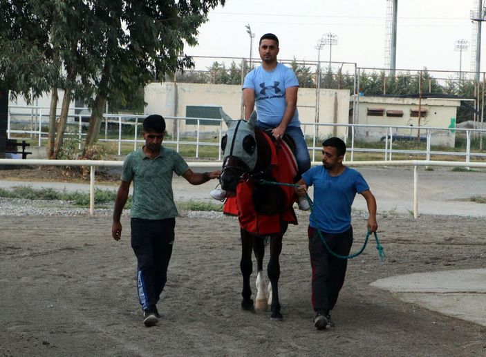 Adana'da 41 gün komada kalan jokey Samet, 18 ay sonra ata bindi