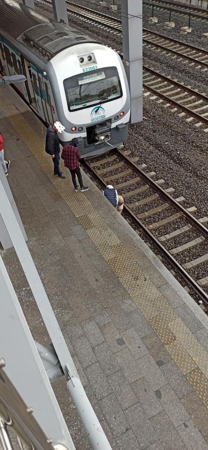 Raylara düştü; tren 3 metre kala durduruldu  -1