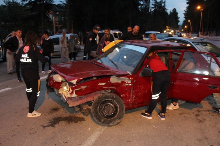 Tokat'ta 2 otomobil çarpıştı: 5 yaralı -3