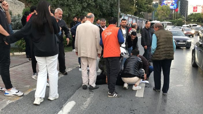 Küçükçekmece'de yayaya çarpıp kaçan sürücüyü, çevredekiler yakaladı  -1