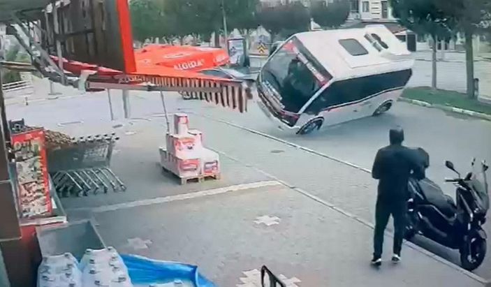 Balıkesir'de 9 kişinin yaralandığı kaza kamerada -4