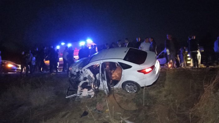 Bitlis'te hafif ticari araç ile otomobil çarpıştı: 1 ölü, 7 yaralı -1