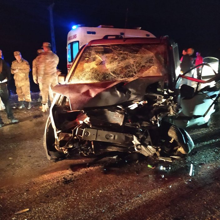 Bitlis'te hafif ticari araç ile otomobil çarpıştı: 1 ölü, 7 yaralı -6