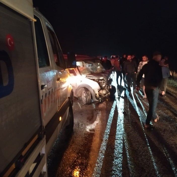 Bitlis'te hafif ticari araç ile otomobil çarpıştı: 1 ölü, 7 yaralı -7