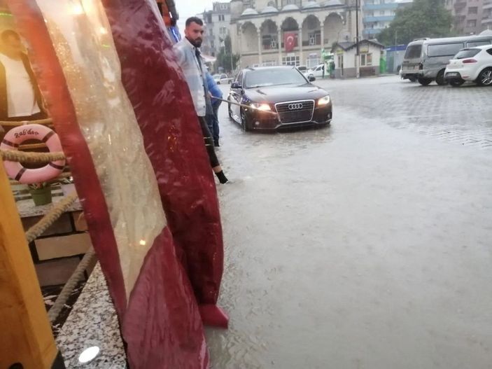 Artvin'de sağanak; ev ve iş yerlerini su bastı -7