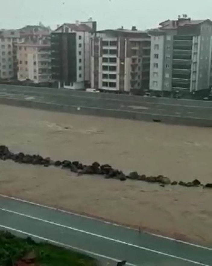 Artvin'de sağanak; ev ve iş yerlerini su bastı -5