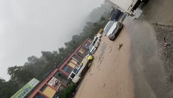 Artvin'de sağanak; ev ve iş yerlerini su bastı -4