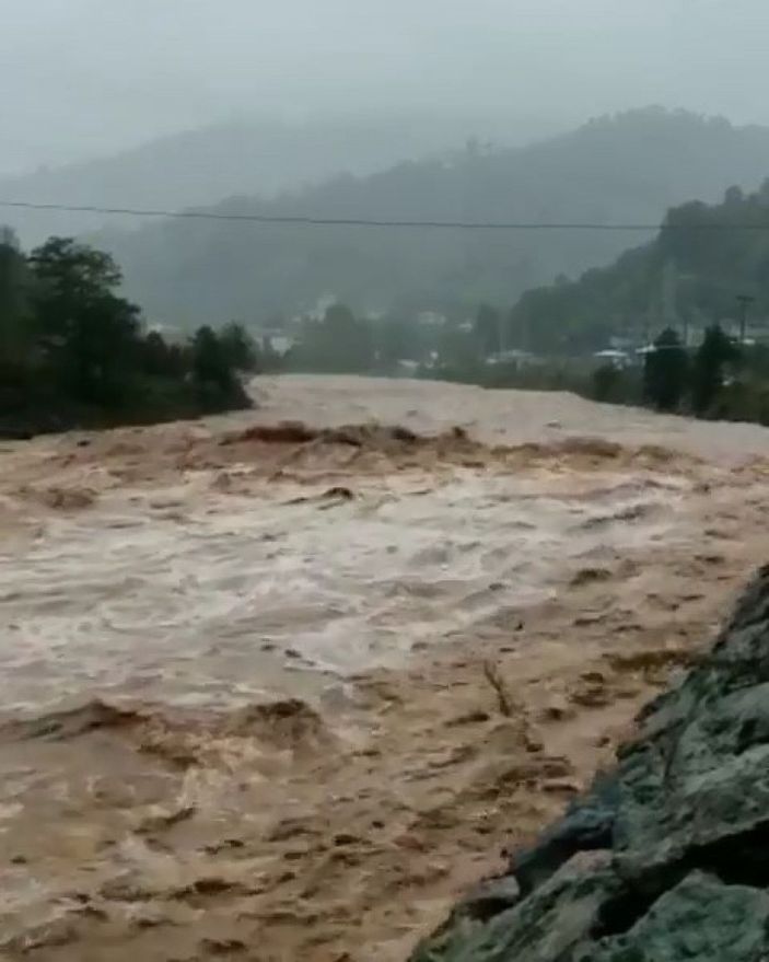 Artvin'de sağanak; ev ve iş yerlerini su bastı -2