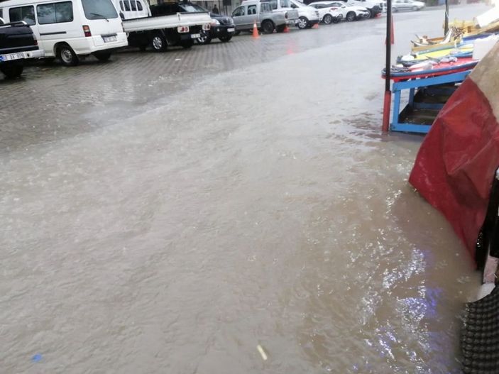 Artvin'de sağanak; ev ve iş yerlerini su bastı -6