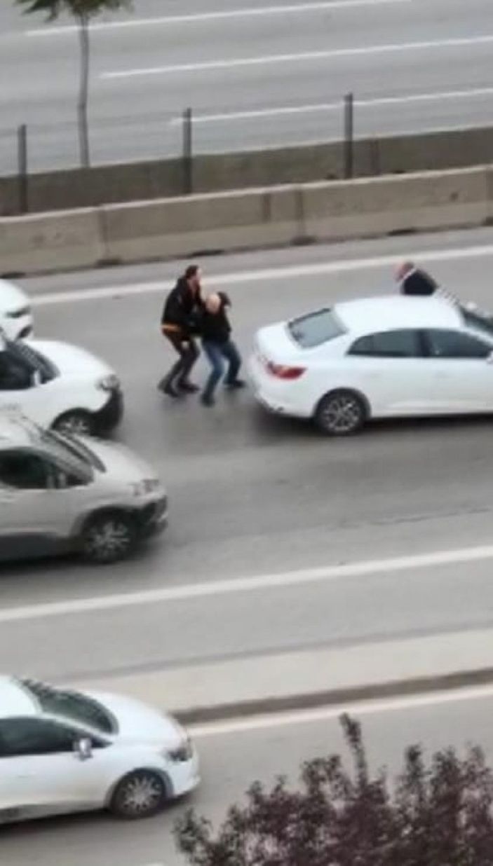 Kadıköy'de tartıştığı sürücünün otomobilini tekmeledi -2