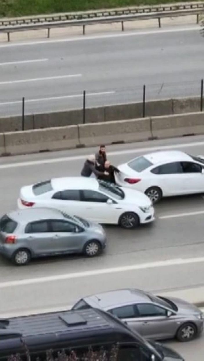 Kadıköy'de tartıştığı sürücünün otomobilini tekmeledi -6