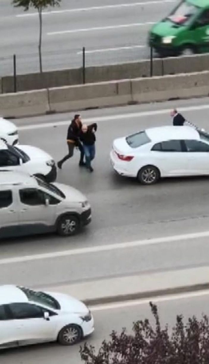 Kadıköy'de tartıştığı sürücünün otomobilini tekmeledi -3