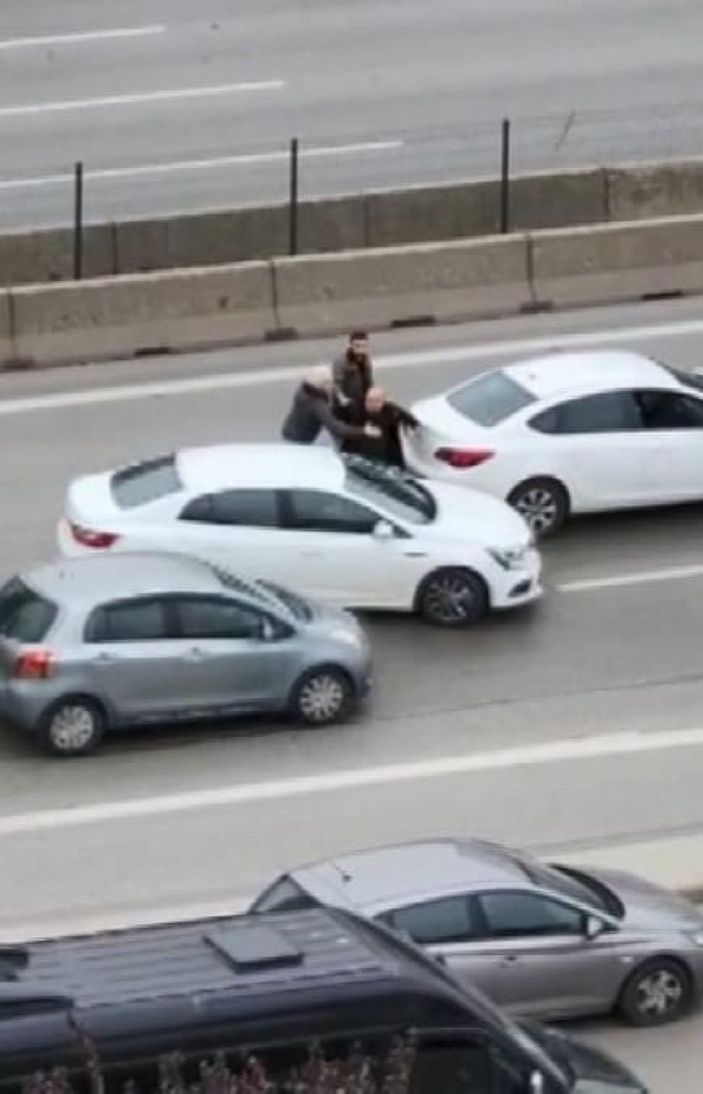 Kadıköy'de tartıştığı sürücünün otomobilini tekmeledi -5