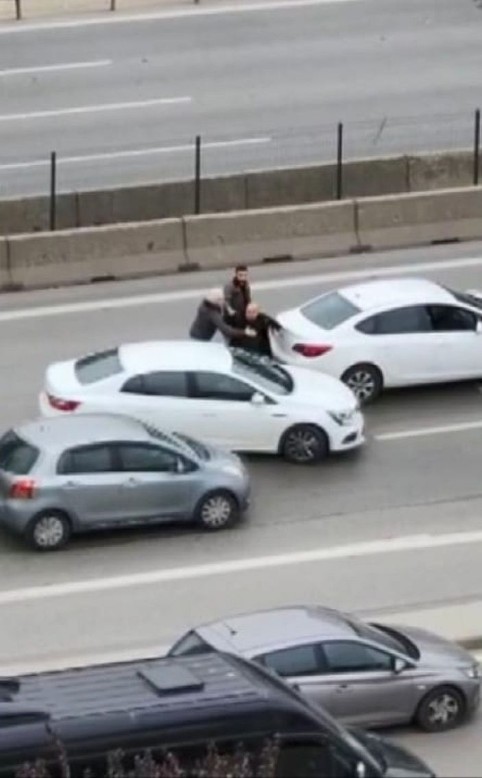 Kadıköy'de tartıştığı sürücünün otomobilini tekmeledi -7