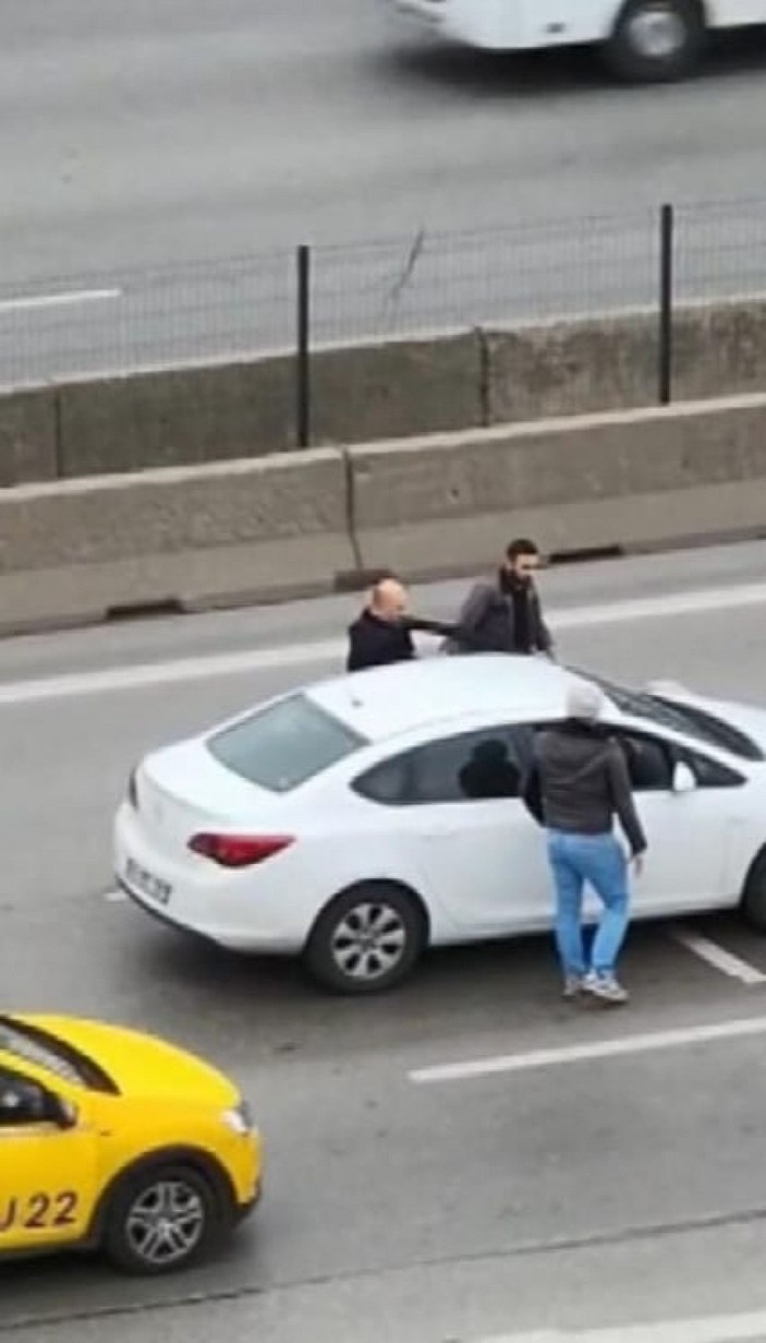 Kadıköy'de tartıştığı sürücünün otomobilini tekmeledi -4