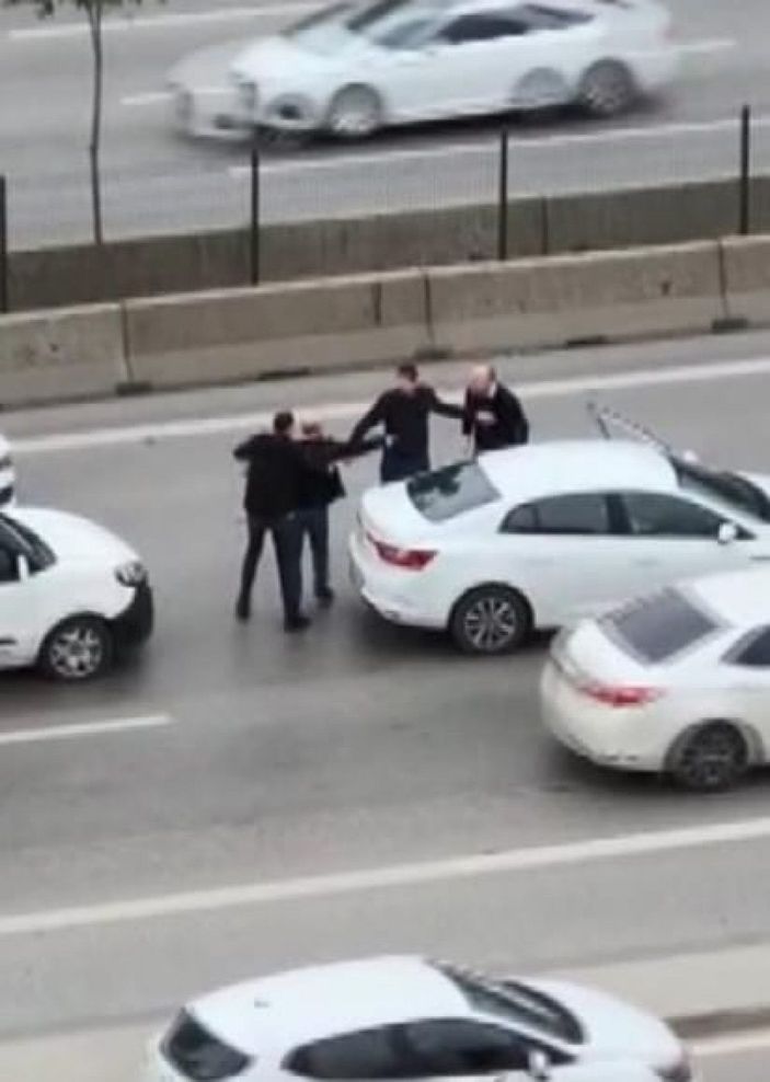 Kadıköy'de tartıştığı sürücünün otomobilini tekmeledi -8
