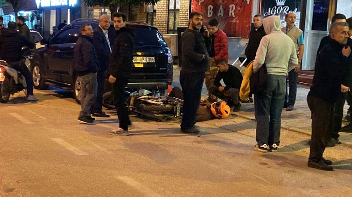 Minibüsle motosikletin çarpıştığı kaza kamerada -8