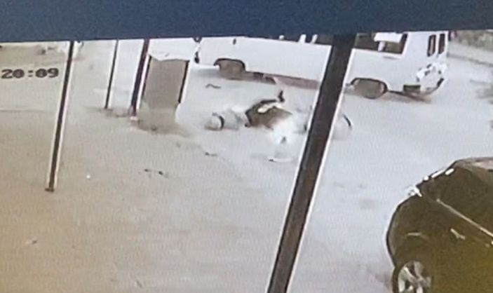 Minibüsle motosikletin çarpıştığı kaza kamerada -3