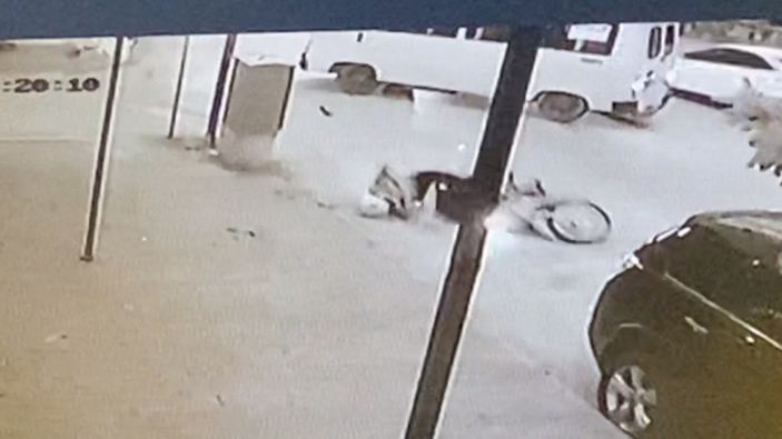 Minibüsle motosikletin çarpıştığı kaza kamerada -1