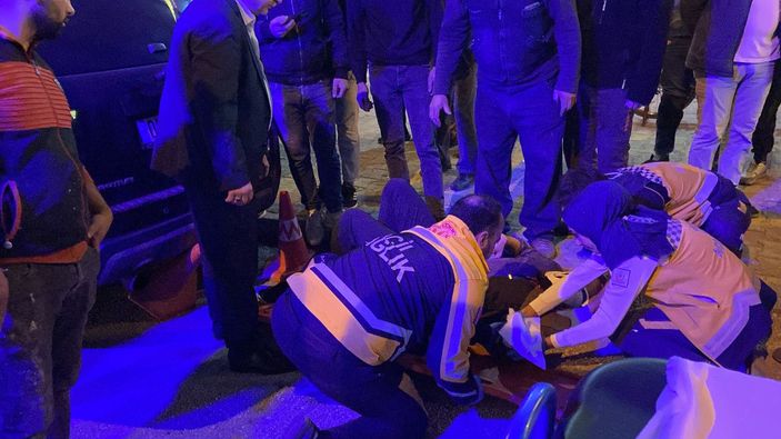 Minibüsle motosikletin çarpıştığı kaza kamerada -6