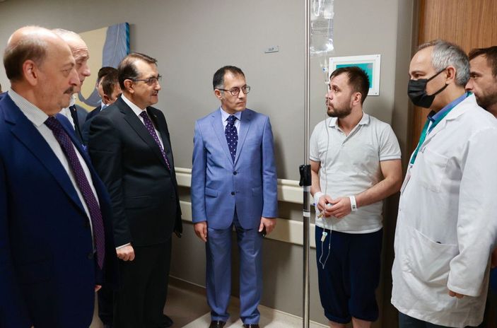 Bakanlar yaralı madencileri ziyaret etti. -1