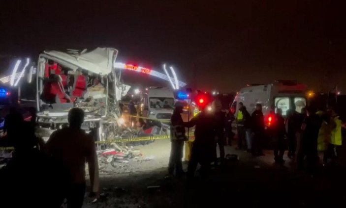 Batman'da yolcu otobüsü kum yüklü kamyona çarptı: 1 ölü, 22 yaralı -2