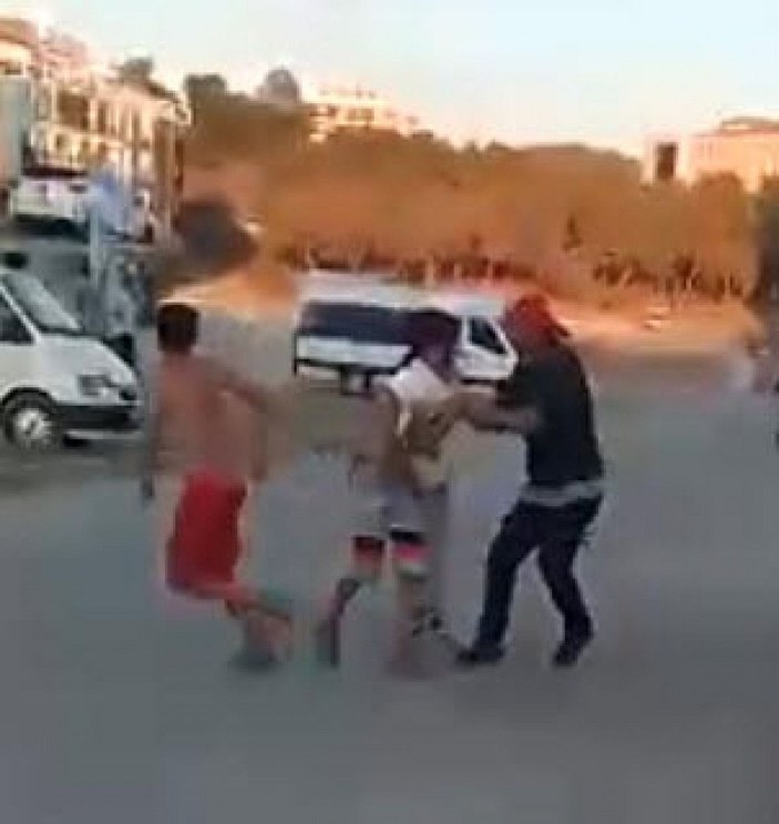 Hurdacı, 3 çocuğu darbetti; o anlar kamerada -3