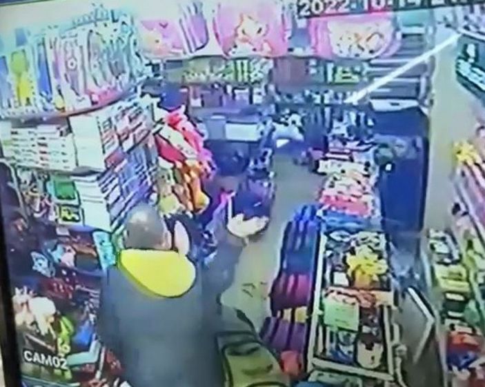 Kağıthane'de kırtasiyeci gürültü yapan çocukları tekme tokat dövdü  -1