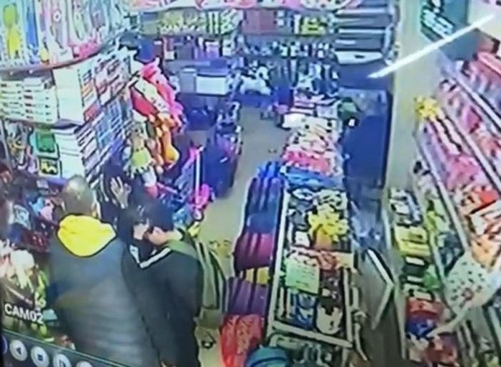d Kağıthane'de kırtasiyeci gürültü yapan çocukları tekme tokat dövdü -2