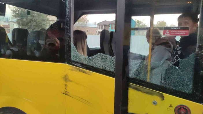 (Özel) Otobüs camı yüzünde patladı, oturduğu yerden kalkamadı -4