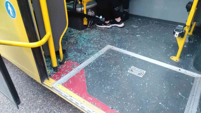 (Özel) Otobüs camı yüzünde patladı, oturduğu yerden kalkamadı -3