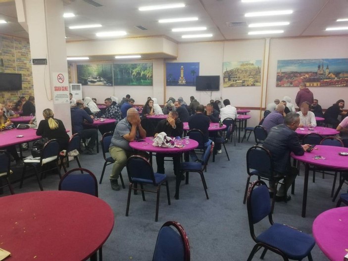 İzmir'de kahvehanede kumar oynarken yakalanan 186 kişiye 338 bin TL ceza -1