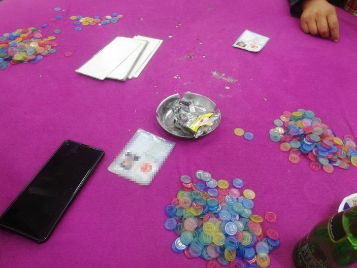 İzmir'de kahvehanede kumar oynarken yakalanan 186 kişiye 338 bin TL ceza -3