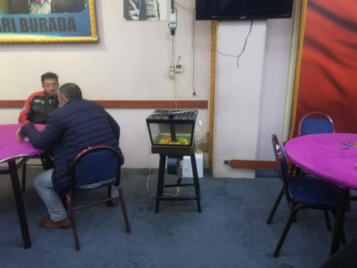 İzmir'de kahvehanede kumar oynarken yakalanan 186 kişiye 338 bin TL ceza -2
