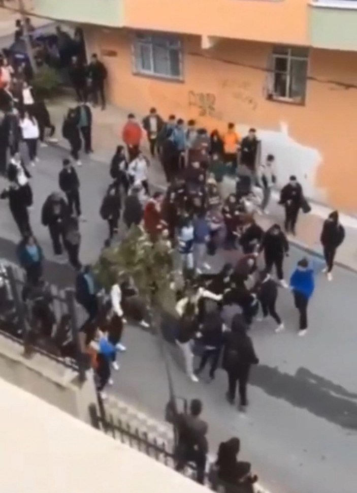 Sultangazi'de öğrencilerin kavgası kamerada -3
